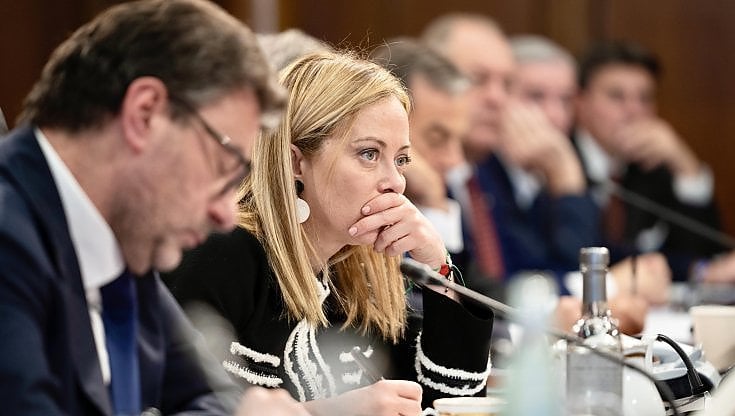La premier Meloni, alla sua destra il ministro Giorgetti