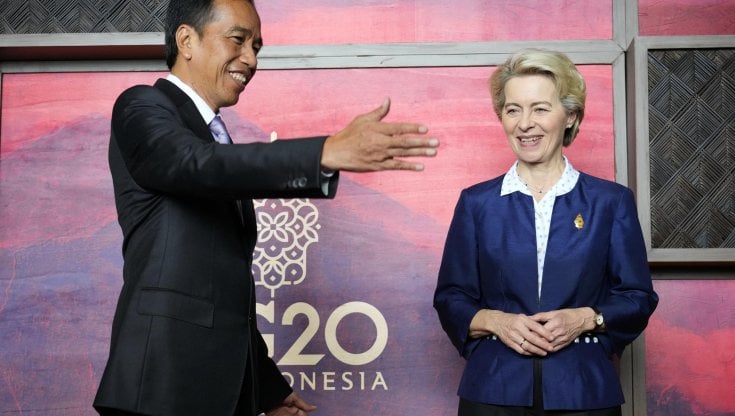 Il predsidente indonesiano Joko Widodo accoglie Ursula von der Leyen al summit G20 di Nusa Dua, Bali