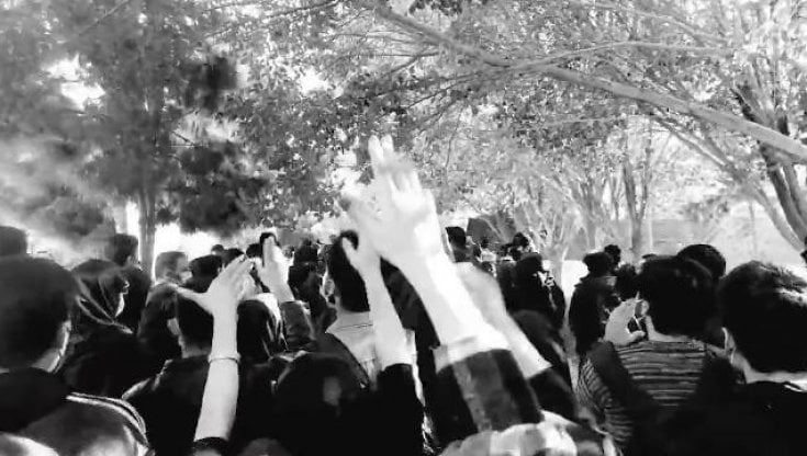 Iran, proteste e scioperi nell'anniversario del "novembre di sangue". L'Ue decide nuove sanzioni 