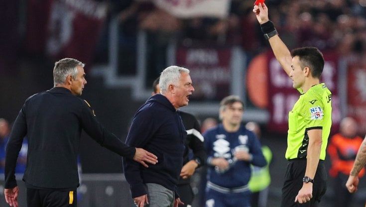 Roma, Mourinho squalificato due turni: "Epiteti offensivi all'arbitro"