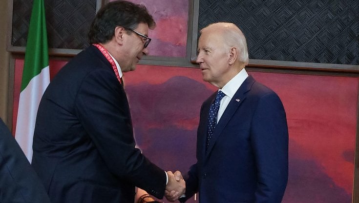 Il ministro dell'Economia Giorgetti con il presidente Usa Biden al G20 di Bali