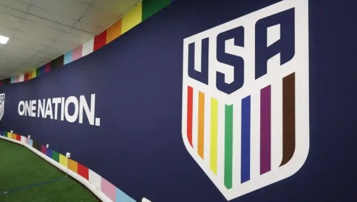 Lo stemma arcobaleno della nazionale di calcio statunitense