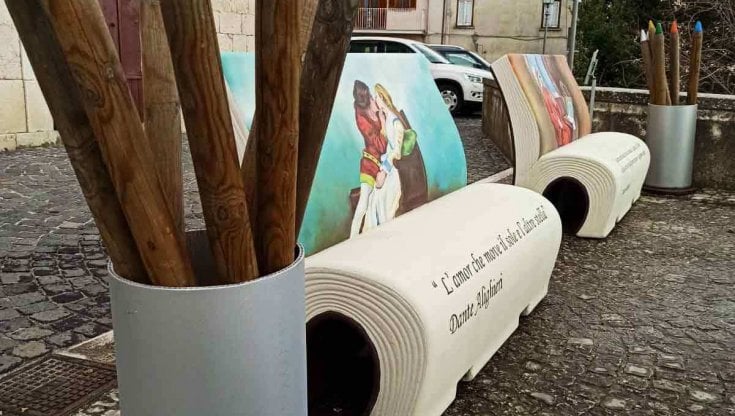 Panchine letterarie a forma di libro a Macchiagodena