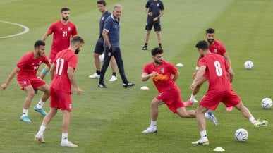 Iran, due giocatori ai manifestanti: "Sappiate che siamo con voi" | <a href="https://puntoitalia.online/sport/calcio/esteri/2022/11/17/news/iran_proteste_giocatori_nazionale_inno_mondiali_qatar-374984512/" class="Articolo"><strong>"Non sappiamo se canteremo l'inno e se esulteremo dopo un gol".</strong> A Teheran in piazza si chiede l'esclusione dal torneo</a>
