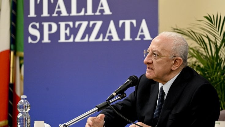 Il governatore della Campania Vincenzo De Luca durante la conferenza stampa nella sala Giunta dove ha criticato il disegno di legge sull'Autonomia differenziata