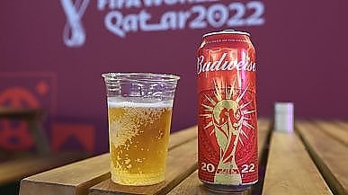 La birra in Qatar torna proibita, tifosi e sponsor infuriati | <a href="https://puntoitalia.online/sport/calcio/esteri/2022/11/17/news/mondiali_qatar_2022_birra-374901549/"><strong>Budweiser spiazzata</strong></a>