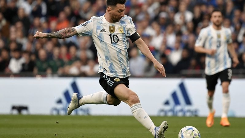 Messi e Ronaldo, in Qatar l'ultimo tango. Mentre Moukoko e Gavi ascoltano la trap