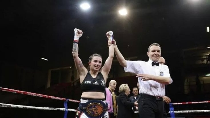 Boxe, il sogno dell'ex postina diventa realtà: Martina Bernile batte ai punti Justine Lallemand e conquista l'Europeo