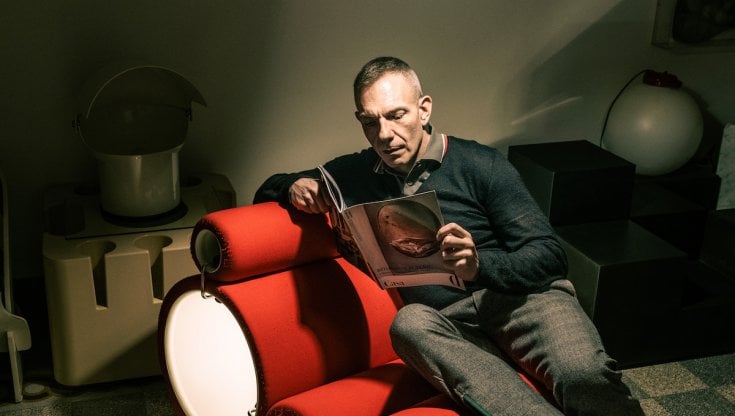 Marco Romani, caporedattore di Repubblica e collezionista di design, seduto sulla Tube Chair di Joe Colombo, nella sua casa romana nel quariere Pigneto. Foto Luigi Narici 