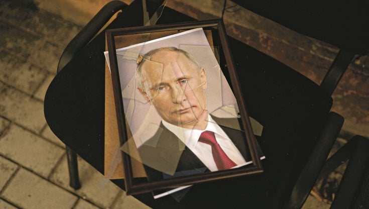Un ritratto di Putin in un centro di detenzione usato dai russi in Ucraina&nbsp;