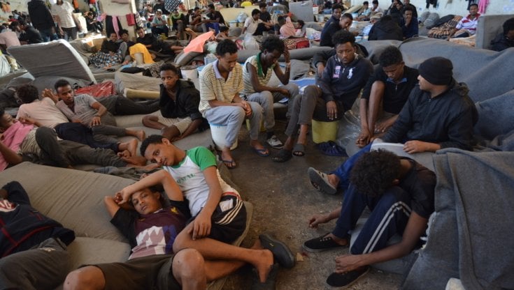 Migranti, ecco il piano della Commissione Ue: codice per le Ong, responsabilità degli Stati di bandiera e più redistribuzioni