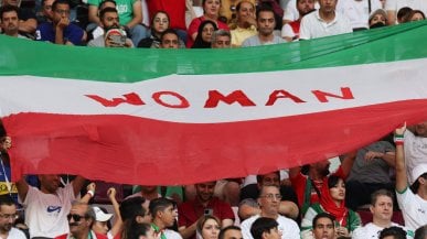 I giocatori dell'Iran non cantano l'inno: fischi, insulti ma anche approvazioni dagli spalti. Queiroz; "Chi non ci sostiene se ne sia a casa"