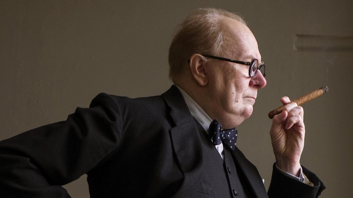 Gary&nbsp; Oldman nei panni di Wiston Churchill in una foto di scena del film 'L'ora pi&ugrave; buia'