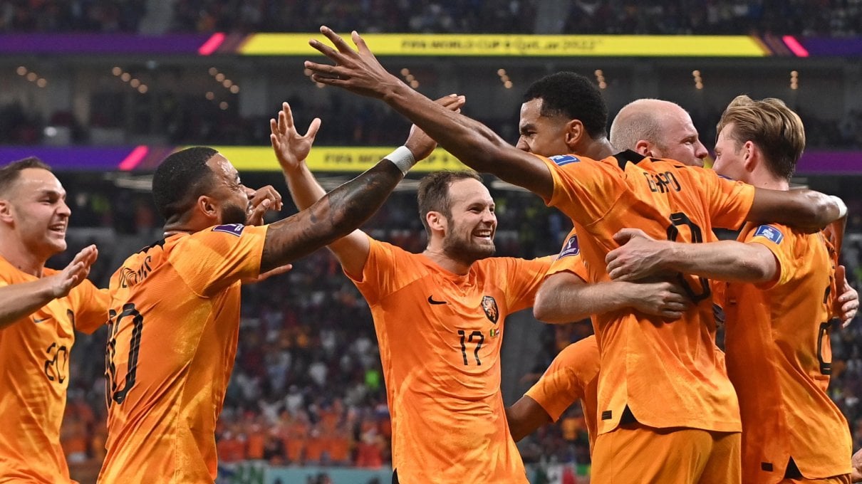Gakpo e Klaassen interrompono la noia: l'Olanda batte 2-0 il Senegal | <a href="https://puntoitalia.online/dossier/sport/mondiali-di-calcio-qatar/2022/11/21/news/mondiali_olanda_senegal_noppert-375559456/" class="Articolo"><strong>Noppert, da Foggia a Doha</strong>: l'eroe per caso dei tulipani</a>
