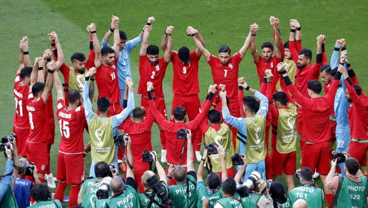 Sguardi nel vuoto e bocche cucite, la protesta dei calciatori dell'Iran che non cantano l'inno