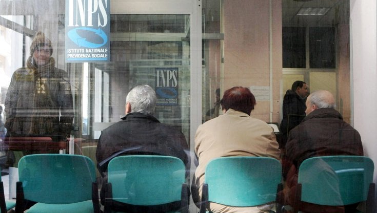Pensioni, le donne con figli potranno uscire prima. Gli assegni minimi salgono a 570 euro con perequazione più alta