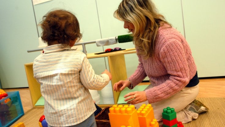 Congedo parentale, retribuzione all'80% per un mese in più. Meloni: "Salvadanaio di tempo per le mamme"