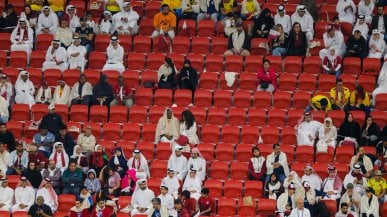 Qatar, i Mondiali degli stadi mezzi vuoti: guasti tecnici e poco pubblico, ecco perch&eacute;