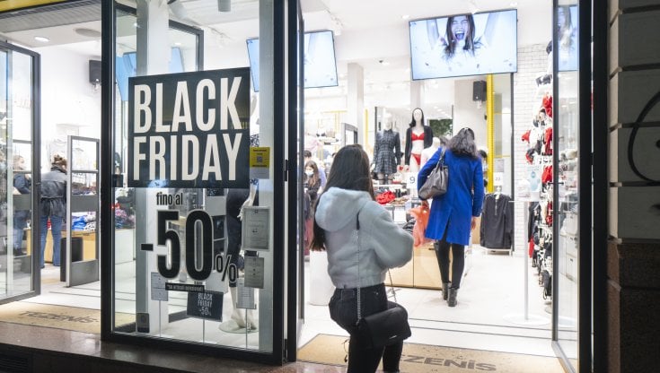 Black Friday e  Cyber Monday, per gli italiani si preparano 2 miliardi di spese. La crescita c'è ancora (+8%), ma rallenta a causa inflazione