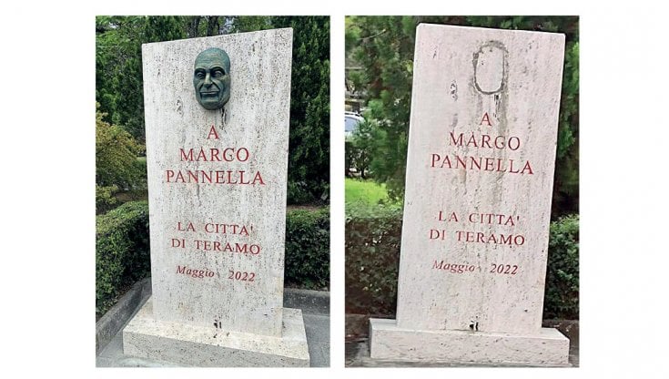 Il monumento a Marco Pannella inaugurato a maggio a Teramo: il volto si &egrave; staccato 