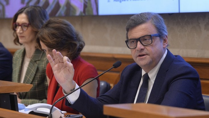  Calenda boccia la finanziaria di Meloni ma le propone un incontro per la "contromanovra". Il confronto la prossima settimana