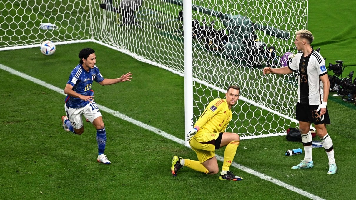 Sorpresa Giappone, battuta in rimonta la Germania 2-1 | <a href="https://puntoitalia.online/sport/calcio/2022/11/23/news/mondiali_qatar_2022_fascia_arcobaleno_diritti_neuer-375807600/" class="Articolo">Tedeschi si coprono la bocca per <strong>protesta contro la Fifa</strong></a>