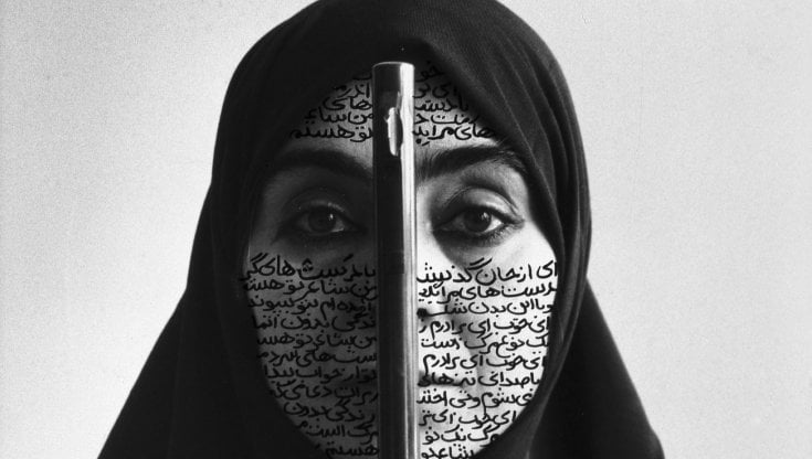 Al centro: Shirin Neshat si autoritrae in un'opera della serie Rebellious Silence. Women of Islam (1994)