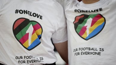 Attaccata dal Parlamento europeo la Fifa apre ai simboli arcobaleno