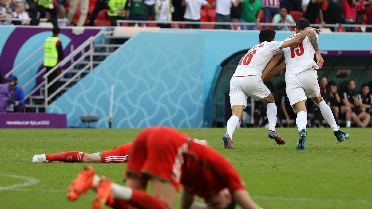 L'Iran stavolta canta l'inno, batte 2-0 il Galles e torna in corsa | <a href="https://puntoitalia.online/sport/calcio/2022/11/25/news/iran_queiroz_galles_giornalisti_conferenza_risposte-376114888/" class="Articolo"><strong>Queiroz, il ct scudo</strong>: una barriera con i giornalisti per proteggere la squadra</a>