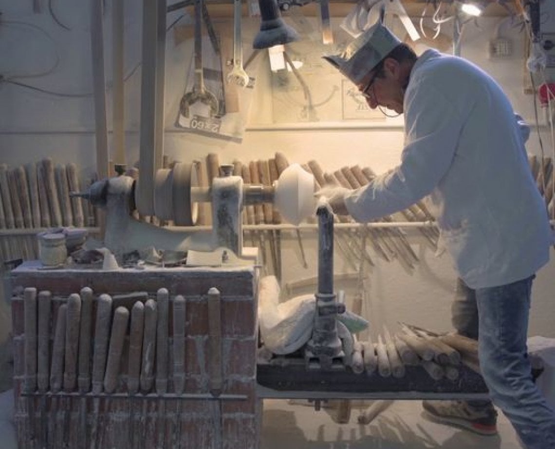 Una scena del documentario, ambientata in uno studio a Volterra, che mostra la lavorazione dell'alabastro