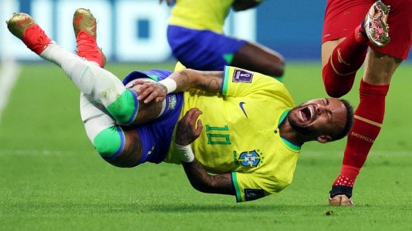 Neymar ha fretta, il Brasile no: l'infortunio divide la tifoseria | <a href="https://puntoitalia.online/sport/calcio/2022/11/25/news/la_selecao_si_ribella_basta_con_le_pedate_a_neymar-376096633/" class="Articolo"><strong>Potrebbe rientrare per gli ottavi</strong></a>