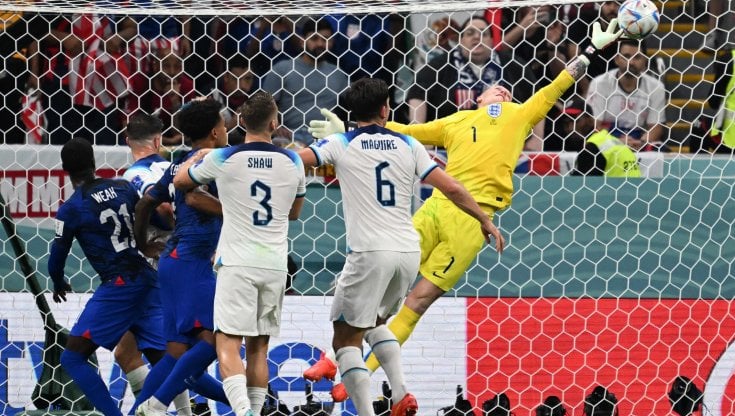 Una parata del portiere inglese Pickford