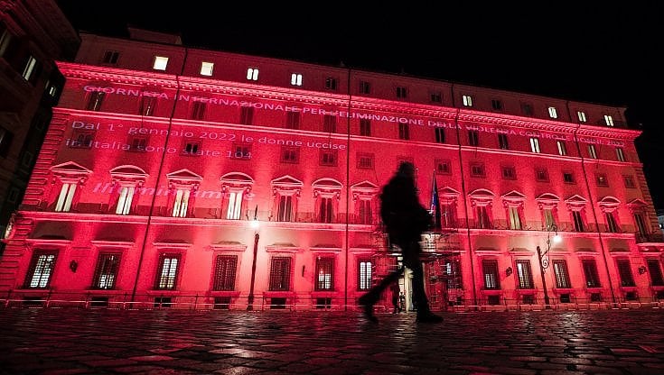 Palazzo Chigi illuminato di rosso nella Giornata internazionale contro la violenza delle donne