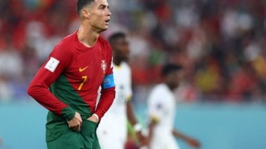 Cristiano Ronaldo, mano nelle mutande: tira fuori qualcosa e lo mangia. Il video fa impazzire la rete