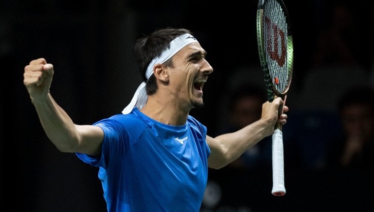 Lorenzo Sonego esulta dopo la vittoria con Shapovalov