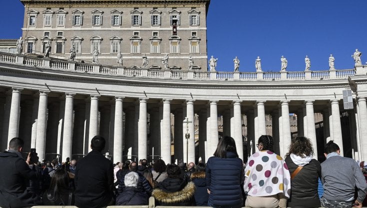 Citt&agrave; del Vaticano: fedeli in piazza San Pietro