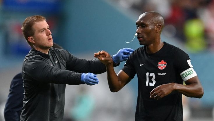 Hutchinson si fa curare a bordocampo