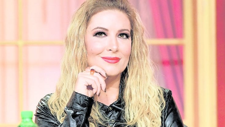 Selvaggia Lucarelli ora attacca Sara Di Vaira: "Dà lezioni di educazione e non mi ha fatto le condoglianze"