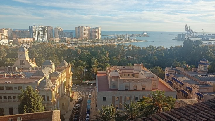 Malaga, il fascino di una città senza inverno. Dove tutto, dai capitelli alle arance,  è melting pot