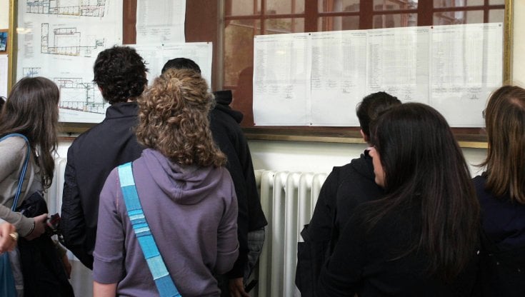 Maturità 2023, tornano obbligatorie le prove Invalsi per accedere all