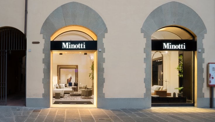 Due delle sei vetrine dello showroom Minotti appena aperto a Firenze, affacciate su piazza Strozzi