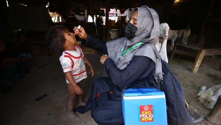 Pakistan, attentato suicida contro scorta ai vaccinatori della poliomielite. Almeno tre i morti e 28 i feriti, una quindicina gli agenti