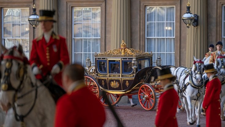Bufera razzismo sulla Royal Family, sotto accusa la dama di Elisabetta e madrina di William. Buckingham Palace: “Chiediamo scusa"