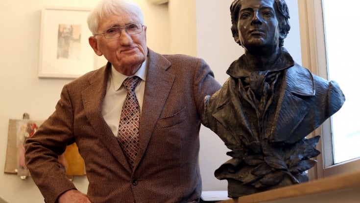 Juergen Habermas posa a fianco del busto di Heinrich Heine