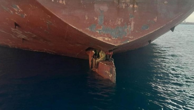 Spagna, i tre migranti arrivati dalla Nigeria nel vano timone hanno depositato richiesta d'asilo