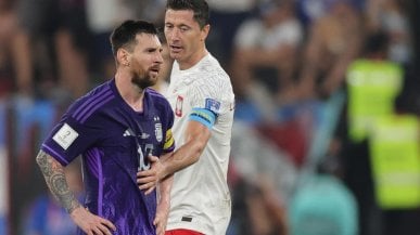 Messi rifiuta la stretta di mano di Lewandowski. Poi il chiarimento |&nbsp; <a href="https://puntoitalia.online/sport/calcio/2022/12/01/news/szczesny_rigore_scommessa_messi_mondiali-376997088/" class="Articolo"><strong><span class="Articolo">Szczesny e la scommessa con Leo</span></strong></a><a href="https://puntoitalia.online/sport/calcio/2022/12/01/news/szczesny_rigore_scommessa_messi_mondiali-376997088/" class="Articolo">: "Gli ho parato il rigore ma ho perso 100 euro"</a> 