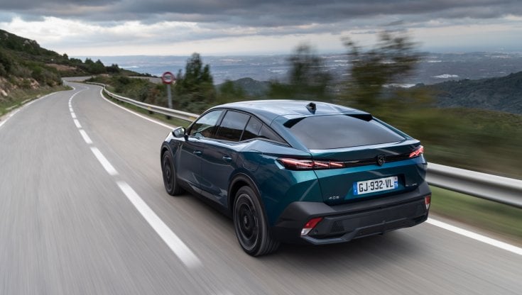 Sorpresa Peugeot 408, una berlina che si sente tanto Suv