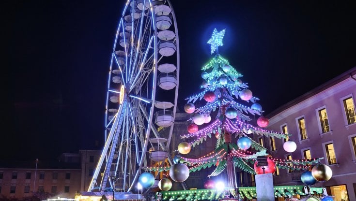 Le luminarie da poco inaugurate a Monza