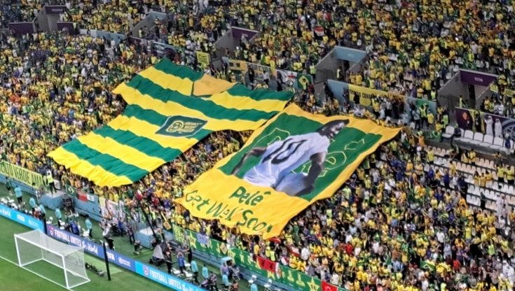 Lo striscione dedicato a Pel&eacute;