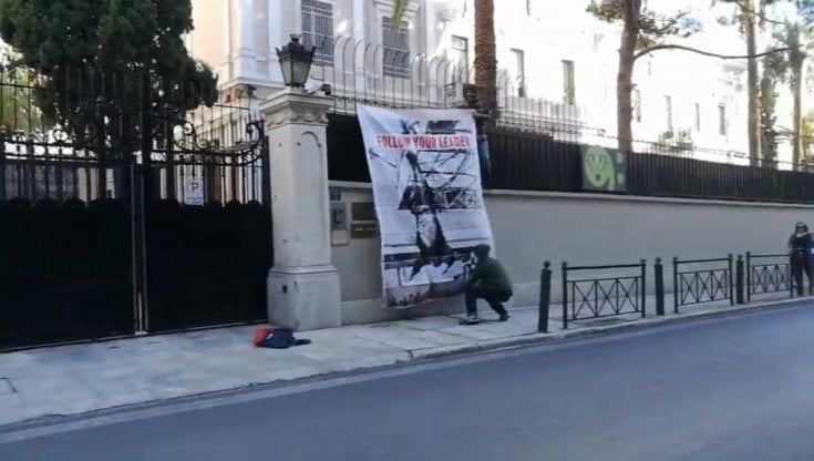 Una foto tratta dalla pagina Facebook del collettivo Roubikonas. Nelle scorse settimane scritte anarchiche erano comparse sulle mura dell'ambasciata d'Italia ad Atene